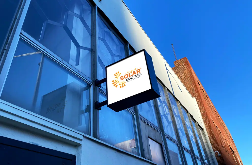 Solar Doctors binasının cam cephesindeki ışıklı logo tabelası